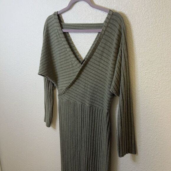 NWT- V-Neck Maternity ribbed Sweater Dress- Size Small - Picture 5 of 11